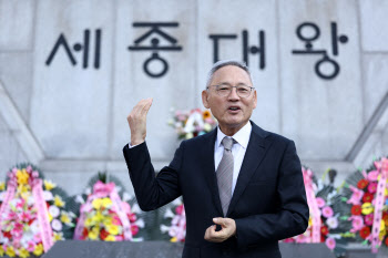 한글날 세종대왕 헌화한 유인촌 “광화문 현판 한글로 바꿔야”