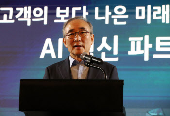 ‘AI 빠른 추격자’ 선포한 김영섭 KT 대표…MS와 5년간 2.4조 투자