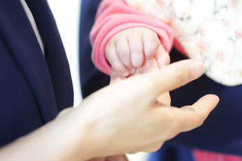 출산 왜 주저하나…경제적 요인보다 ‘양육 미숙’이 더 커