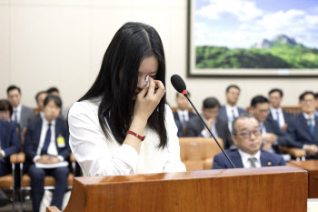 국회 나온 하니 "데뷔초부터 어떤 높은분, 인사 계속 안받아"