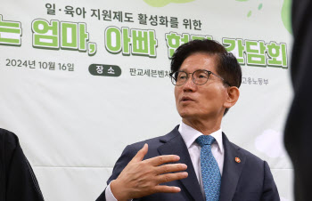 김문수 "아내 출산 전 남편 출산휴가 가능토록 추진"