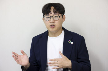 "아빠의 육아, 문화·인식 개선 필요…육아휴직 의무화해야"