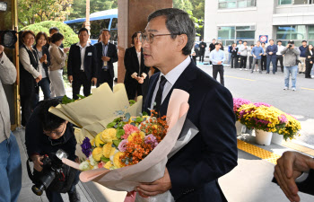 꽃다발 들고 교육청 들어서는 정근식 서울시교육감