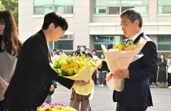 [포토]직원들로부터 당선 축하 꽃다발받는 정근식 서울시교육감                                                                                                                                             