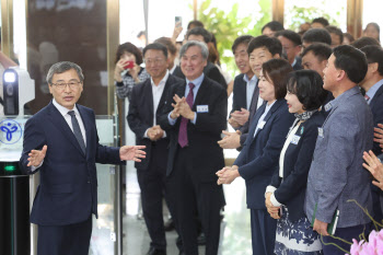 직원들과 이야기 나누는 정근식 서울교육감