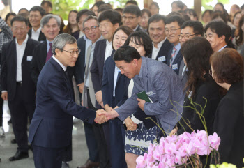 직원들과 인사 나누는 정근식 서울교육감