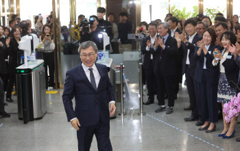 정근식 서울교육감, 직원들 축하받으며 첫 출근