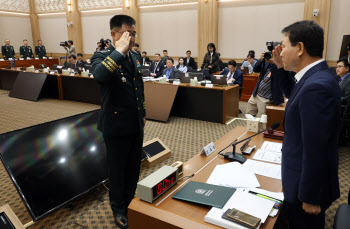 "육군 단일 사관학교 만들어야"…간부 확보 비상에 제도 개선 목소리