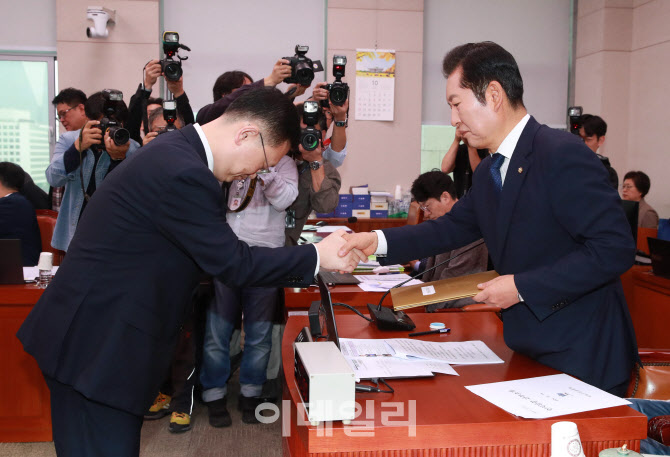 국정감사, '선서문 전달하는 박세현 서울고검장'                                                                                                                                           