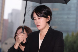 ‘음주 사고' 문다혜, 출석 모습 논란…“우산도 혼자 못 드나” 시끌