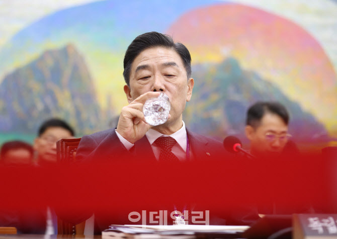 '물 마시는 김형석 독립기념관장'                                                                                                                                                         