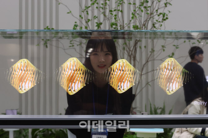 속이 훤히 보이는 투명 디스플레이                                                                                                                                                                  