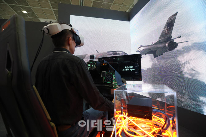 실제처럼 전투기 운전                                                                                                                                                                              