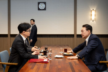 尹, 韓 요구 사실상 거부…"격의 없는 대화 성과" vs "똘똘 뭉치다 망해"