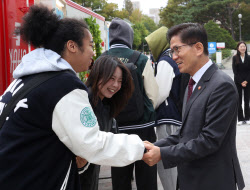 [포토] 외국인 대학생들과 대화하는 김문수 장관                                                                                                                                                           