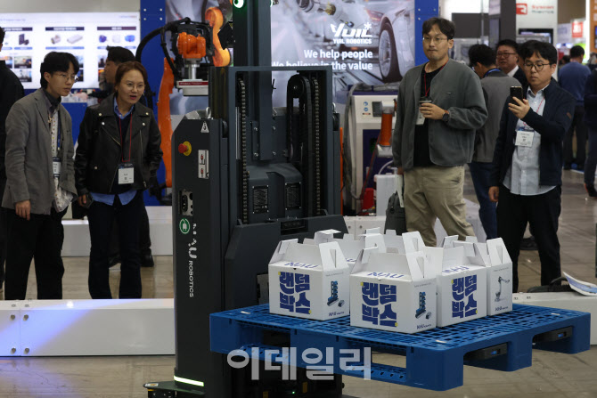 로봇의 움직임을 담는 관람객                                                                                                                                                                       