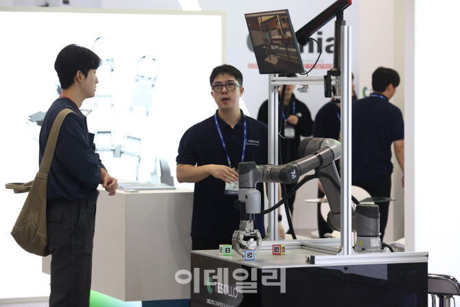 로봇에 대해 담당자와 얘기하는 관계자                                                                                                                                                              