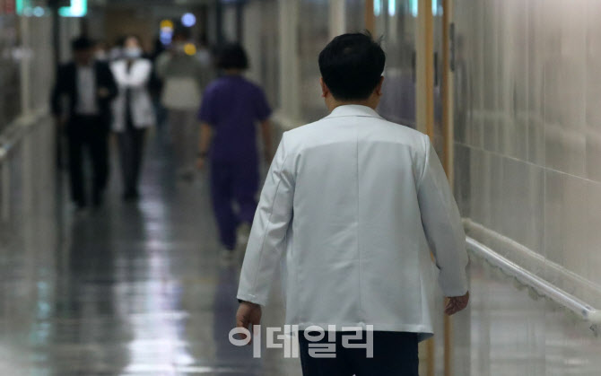 의학회·의대협회 "협의체 참여"...'가시밭길' 예상                                                                                                                              