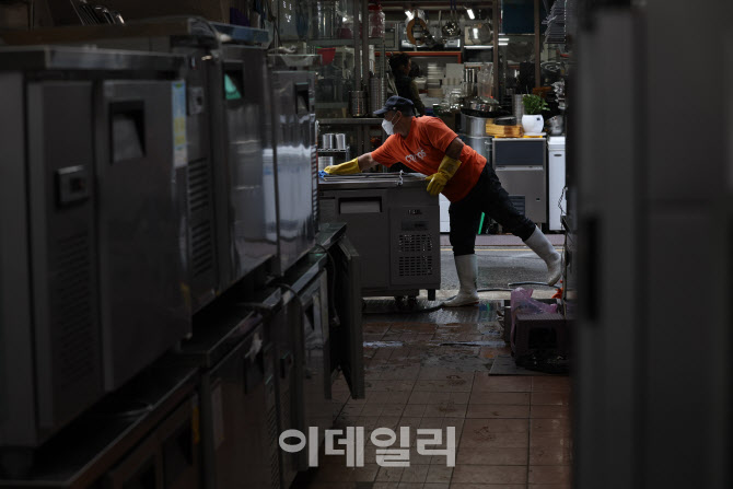 연이은 폐업으로 쌓여가는 냉장고                                                                                                                                                                   