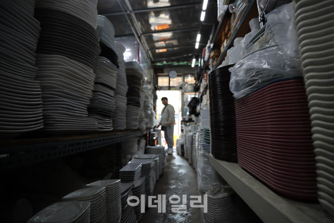 음식점 폐업으로 쌓여가는 중고 주방물품                                                                                                                                                            