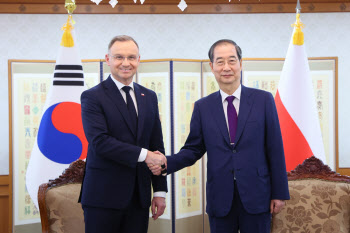 한총리, 폴란드 대통령과 면담…대북정책에 지속적 지지 요청