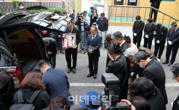 "엄마, 미안해" 김수미 마지막 길...유인촌 "좋은 곳에서 격려해주길"