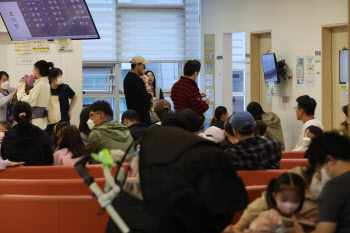 큰 일교차로 '폐렴 유행' 북적이는 어린이 병원