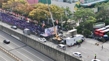 "성과급, 영업익 2배 달라" 도 넘은 파업…주민들도 ‘몸살’