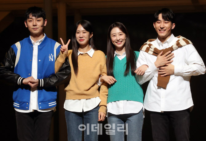  젊은시절 '월하와 명우'                                                                                                                                                                 