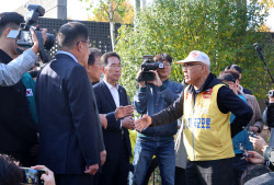 [포토]6.25전쟁납북자기념관 앞에서 벌어진 대북전단 논쟁                                                                                                                                                  