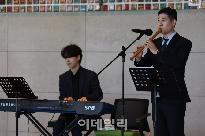 연주하는 리코디스트 남형주                                                                                                                                                                        