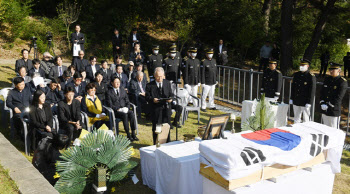 '한국 산업화 설계자' 故 김재관 박사···눈물 속 현충원 안장