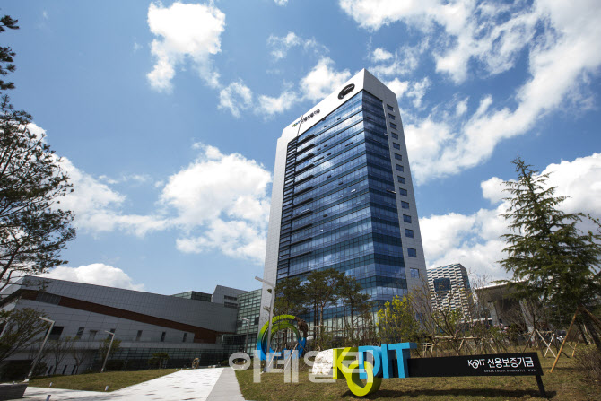 신보, 혁신 스타트업 5곳 '제12기 혁신아이콘' 선정 - 뉴스 썸네일 이미지