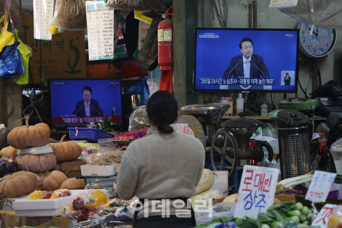 대통령 대국민 담화 보는 상인                                                                                                                                                                      