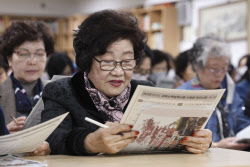 [포토]수능 안내문 살펴보는 일성여중고 수능 최고령 응시자 임태수씨                                                                                                                                       