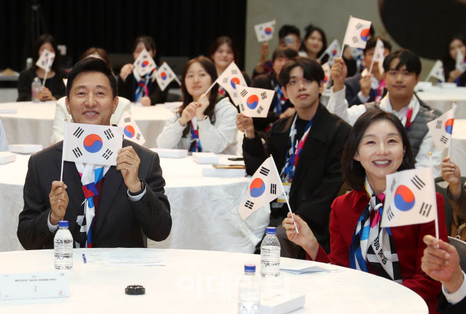  태극기 든 오세훈 서울시장                                                                                                                                                                        