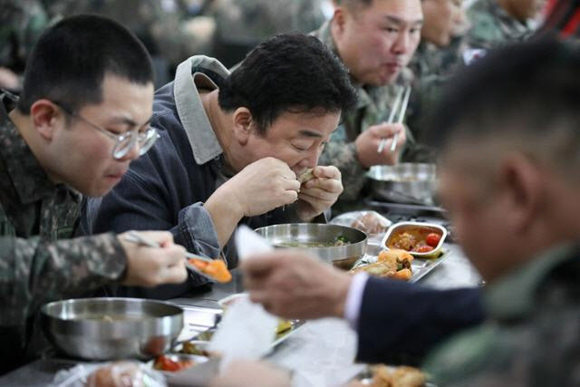 2조 짬밥 시장 열린다.. ‘軍침’ 흘리는 식품업계