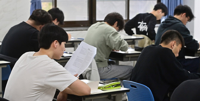 “수능 종료벨 2분 일찍 울려”…서울 고교서 ‘담당자 실수’로 사고