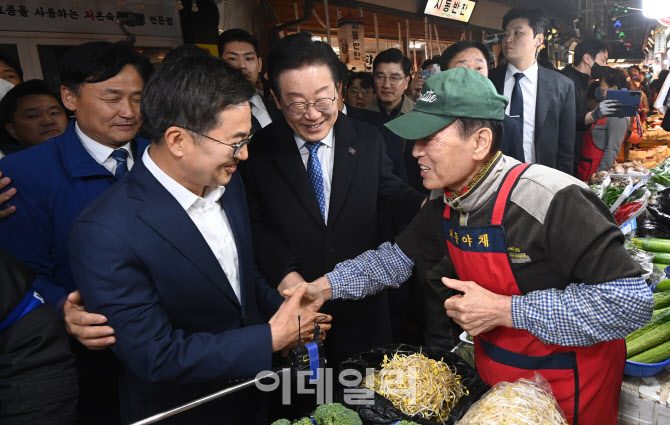 이재명 더불어민주당 대표-김동연 경기지사, 수원 못골시장 상인들과 인사                                                                                                                             