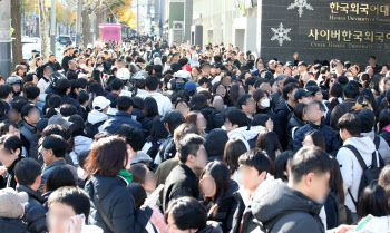 한국외대 논술시험에 몰린 인파