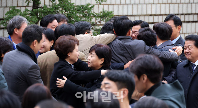  포옹하는 더불어민주당 의원들                                                                                                                                                                     