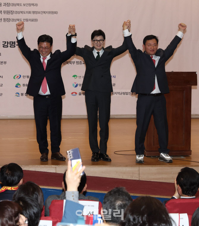 '참석자들에게 인사하는 한동훈-김형동-강명구'                                                                                                                                            