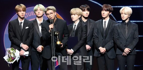 '글로벌 번장' 검색 1위는 'BTS'…지민 포토카드 300만원에 팔려