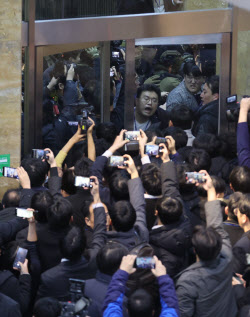 [포토]비상계엄, '군인들 진입 막는 보좌진들'                                                                                                                                                   