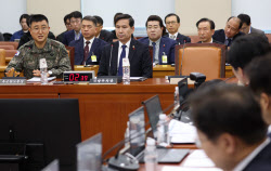 [포토]긴급현안질의, '답변하는 박안수 육군참모총장'                                                                                                                                            