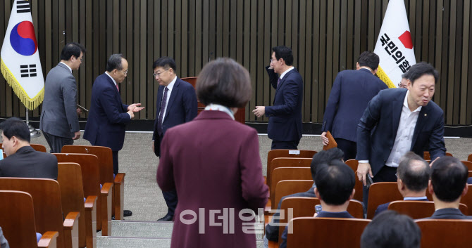 윤 대통령 대국민 담화 앞두고 열린 국민의힘 의원총회                                                                                                                                               