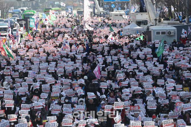 '탄핵 반대' 외치는 보수단체 회원들                                                                                                                                                      