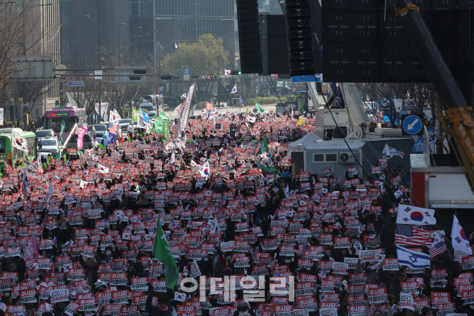 탄핵 반대 외치는 보수단체                                                                                                                                                                         