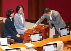 [포토]김상욱의 의지, '본회의장 복귀...탄핵소추안 투표'                                                                                                                                        