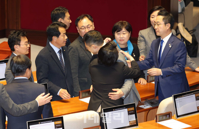 與안철수 이어 김예지·김상욱도 탄핵 표결 참여…김상욱, '반대' 투표(종합)